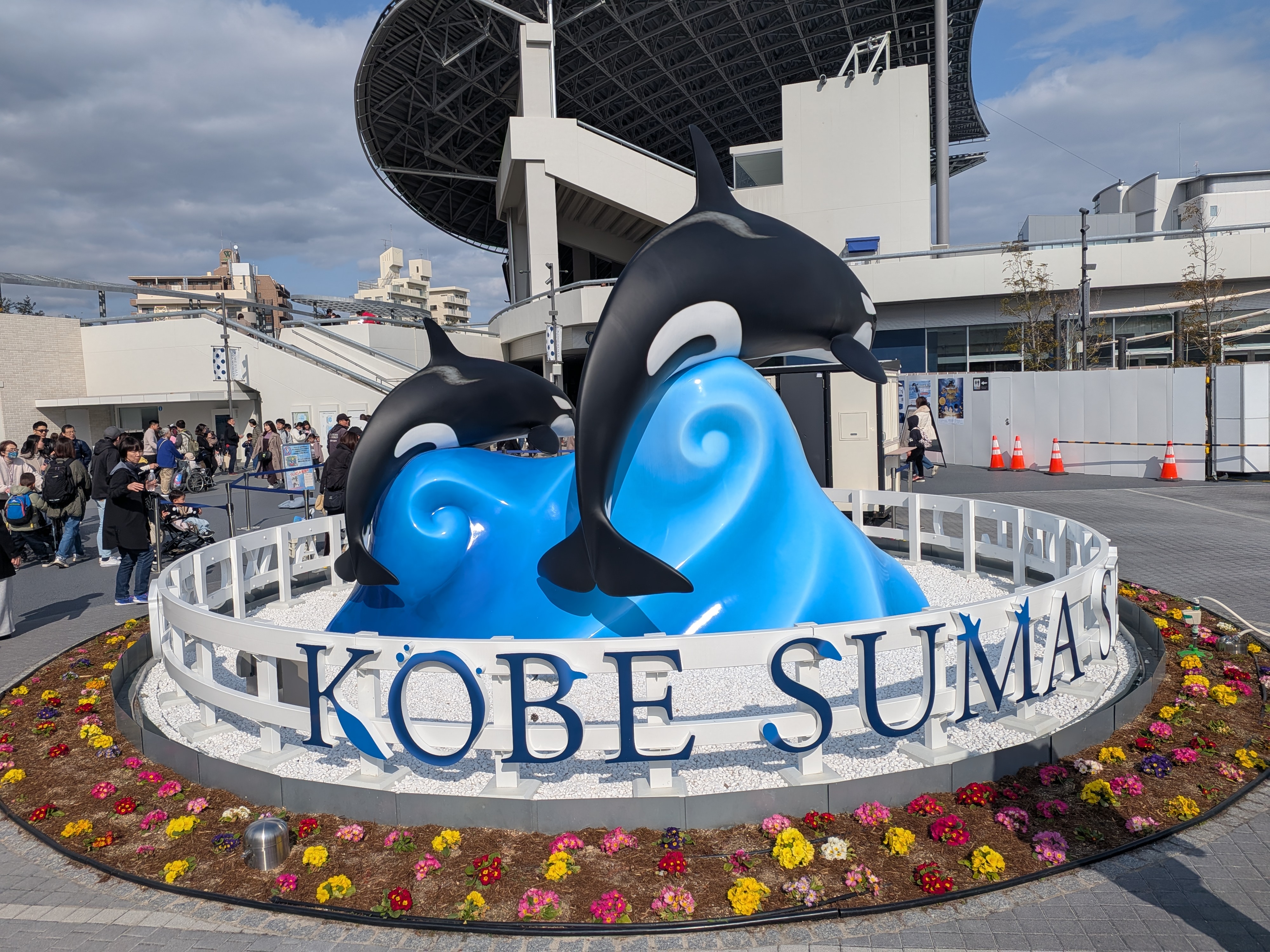 神戸須磨シーワールド入口のシャチオブジェ