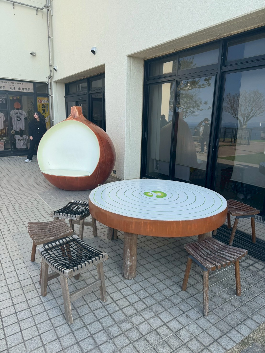 うずの丘の玉ねぎ型テーブルと椅子