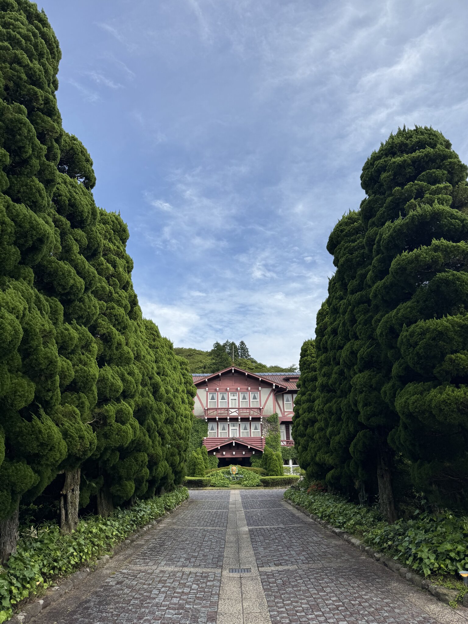 Approach to the hotel